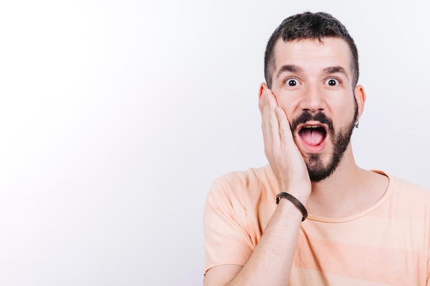 Foto hombre sorprendido mirando a la cámara