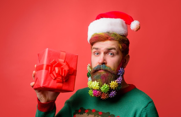 Hombre sorprendido con sombrero de santa mantenga presente caja de regalo hombre de santa con caja de regalo de navidad santa claus sostiene