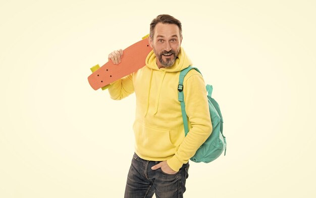 Hombre sorprendido en sudadera con capucha amarilla con monopatín adulto skater masculino casual estilo hipster