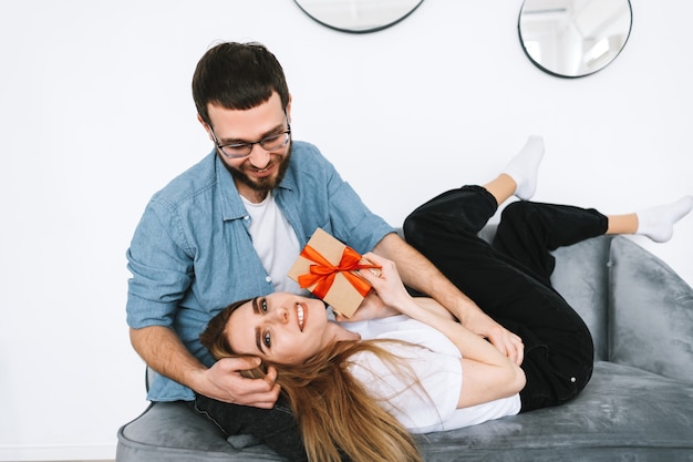 El hombre sorprendió a su novia con un regalo, una pareja feliz celebrando el día de San Valentín o un aniversario