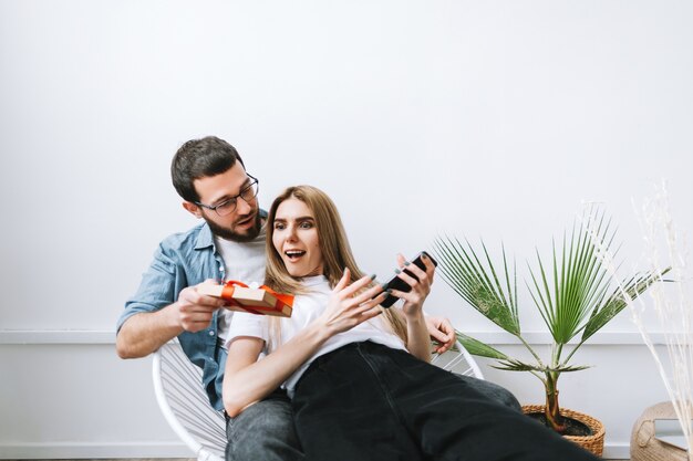 El hombre sorprendió a su novia con un regalo, una pareja feliz celebrando el día de San Valentín o un aniversario