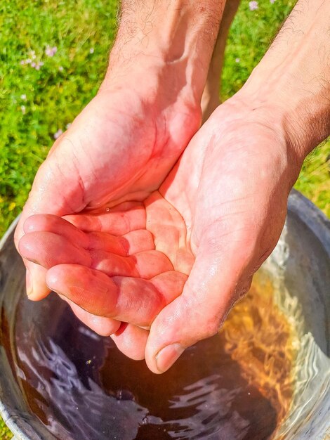 Un hombre sosteniendo agua con su mano crisis del agua en la India y en todo el mundo