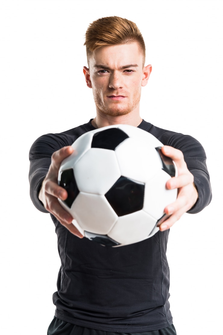 Foto hombre sosteniendo un balón de fútbol
