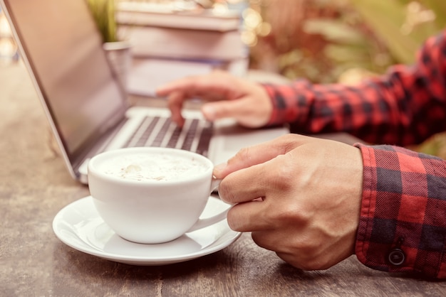 Hombre sosteniendo un cofffee