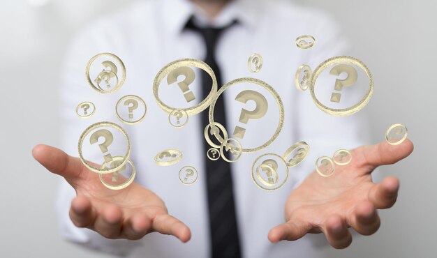Hombre sosteniendo los iconos virtuales de punto de interrogación dorados en sus manos