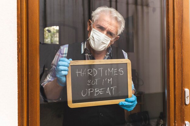 Foto hombre sosteniendo una puerta de vidrio con texto