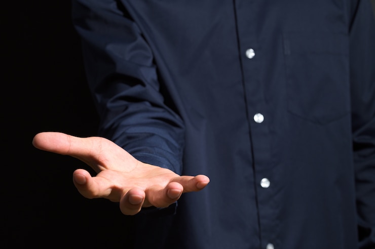 Foto un hombre sosteniendo su mano con un vestido azul.