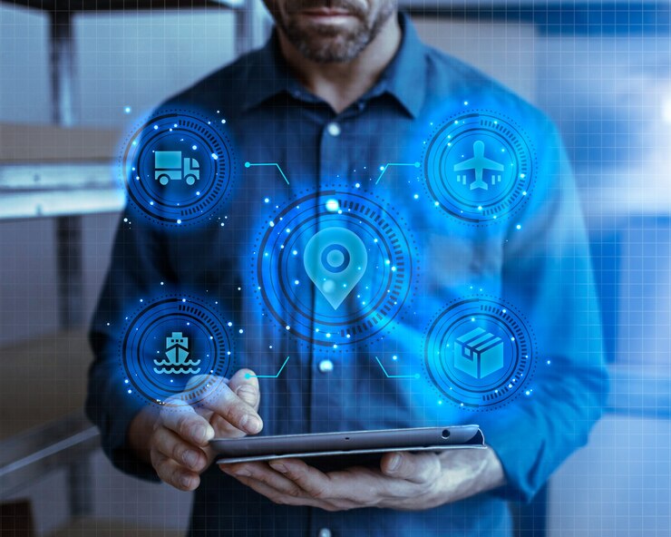 Foto hombre sosteniendo una tableta con collage de hologramas