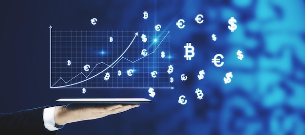 Hombre sosteniendo una tableta con una malla de dinero brillante abstracta en un fondo azul Concepto de criptomoneda y banca en línea
