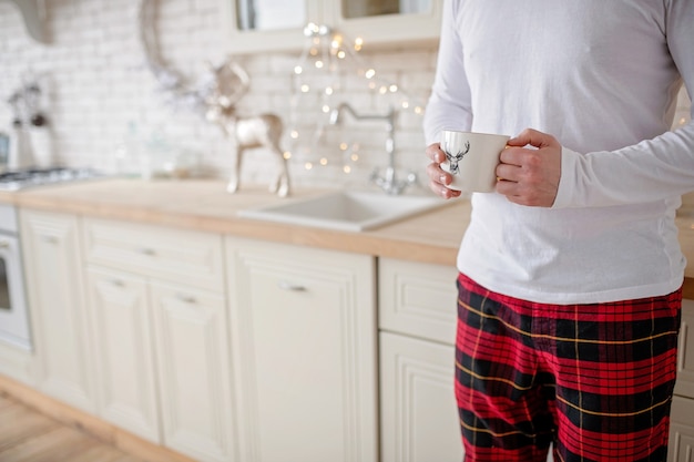 Hombre sosteniendo una taza de café caliente