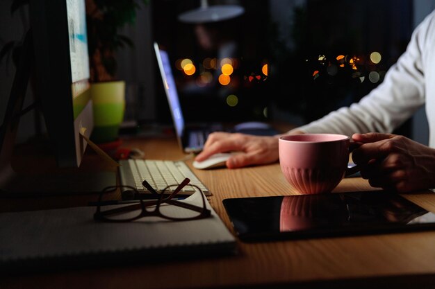 Hombre sosteniendo una taza de café en la mesa