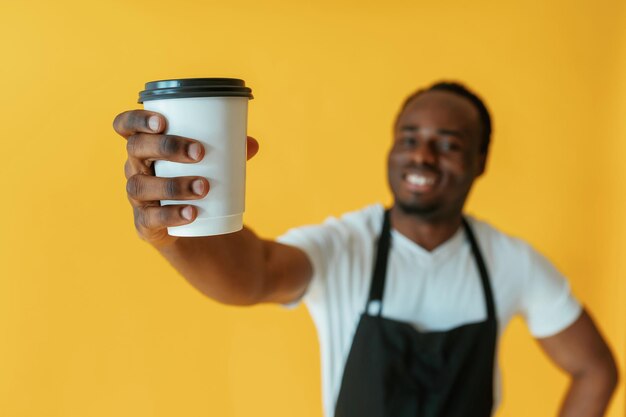 Foto un hombre sosteniendo una taza