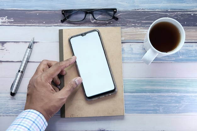 Foto hombre sosteniendo un teléfono inteligente con pantalla vacía