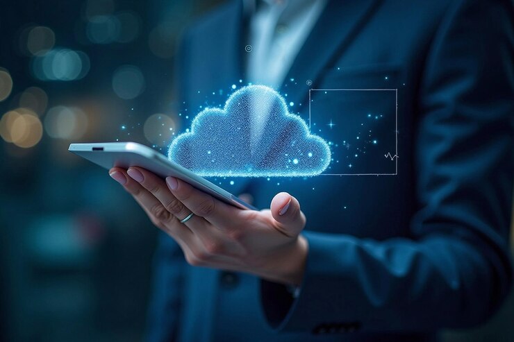 un hombre sosteniendo un teléfono con una nube en la pantalla