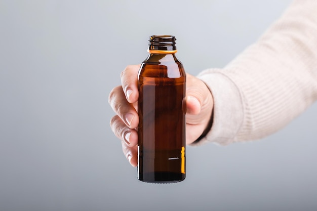 Un hombre sostiene una botella de bebida energética, lo que plantea la cuestión de su impacto en la salud, ya sea que aumente la energía o tenga posibles desventajas.