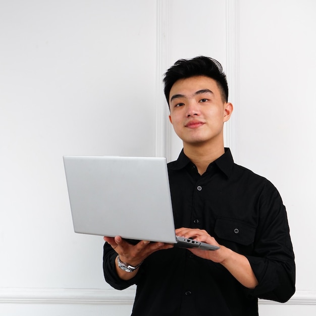 Un hombre sostiene una computadora portátil con la palabra computadora portátil.