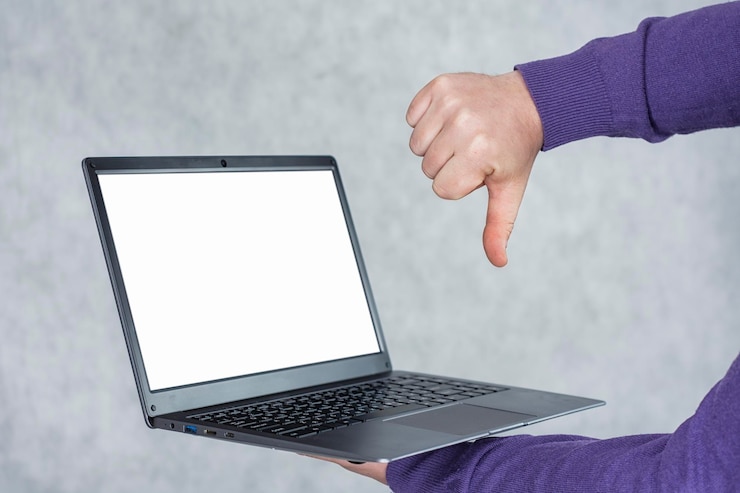 Foto el hombre sostiene una computadora portátil en sus manos con una maqueta de una pantalla blanca sobre un fondo claro