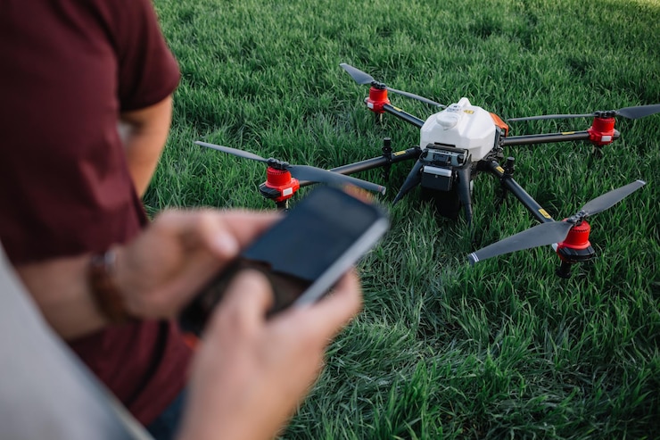 Foto el hombre sostiene el control remoto con las manos mientras el helicóptero vuela sobre el fondo el dron se cierne detrás del piloto en el campo de trigo sin rostro concepto de nuevas tecnologías e innovaciones agrícolas
