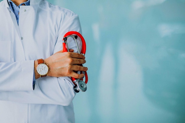 Un hombre sostiene un reloj que dice la hora