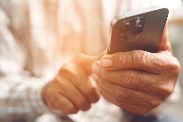 Un hombre sostiene un teléfono con la cámara en la parte posterior.