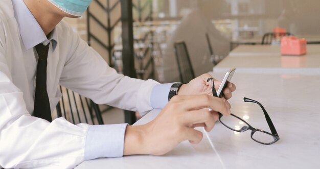 Un hombre sostiene un teléfono celular en la mano