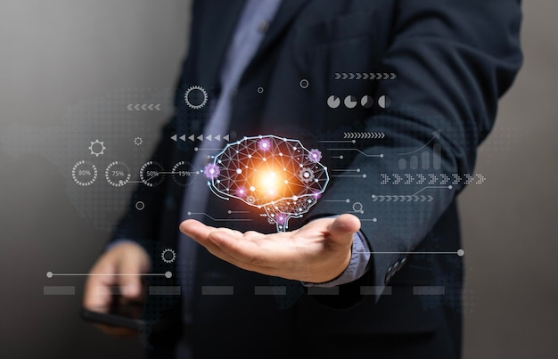 hombre sostiene un teléfono inteligente y un cerebro digital en su mano Inteligencia artificial robot servicio de asistente