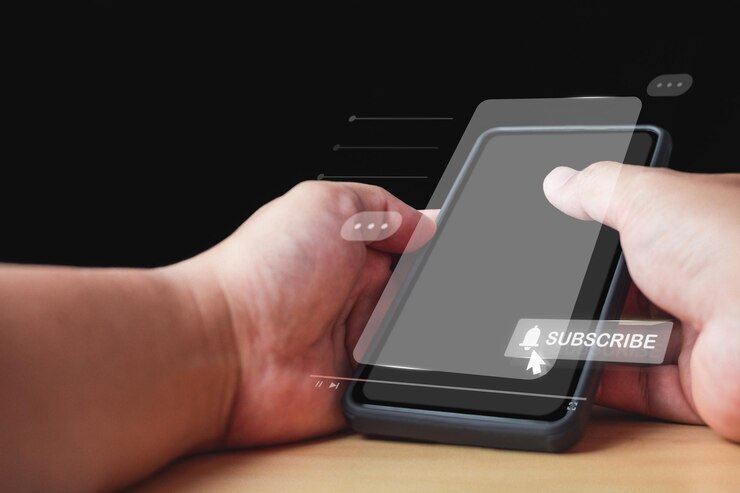 Foto el hombre sostiene un teléfono inteligente no identificado haga clic en el botón de suscripción concepto de redes sociales con espacio de copia