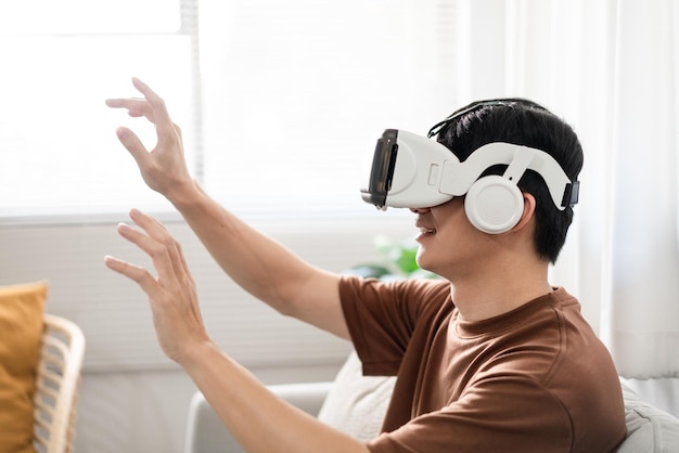 hombre con su casco de realidad virtual mientras está sentado