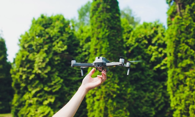 hombre y su drone quadrocopter en un bosque sobre un fondo verde