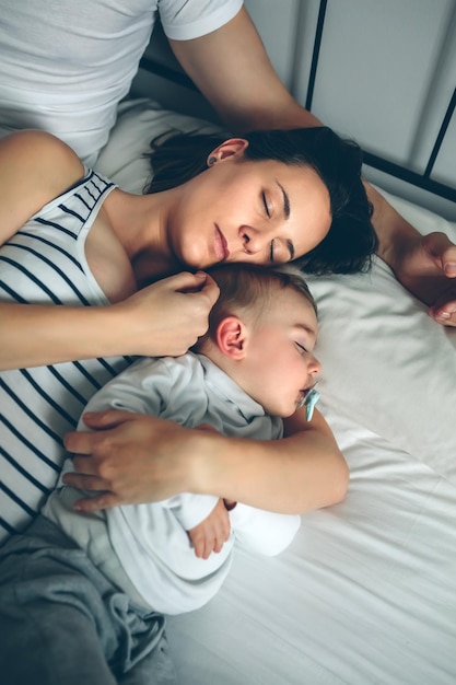 Hombre con su esposa e hijo durmiendo