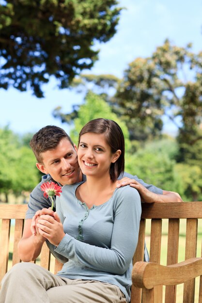 El hombre y su esposa con una flor.