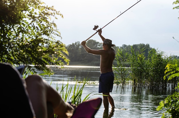 Un hombre con su esposa pescando.