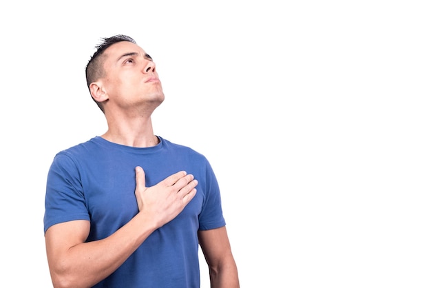 Hombre con su mano en su corazón con orgullo