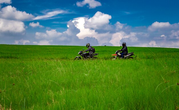 Hombre en su motocicleta viajando por el campo hombre en motocicleta en el campo