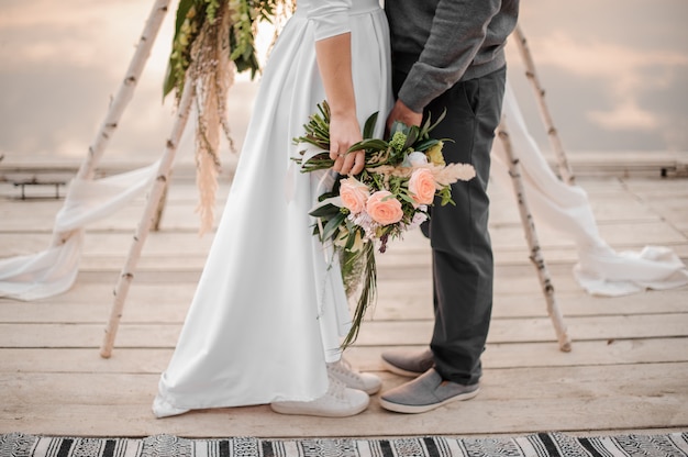 Hombre y su novia de pie en la ceremonia de la boda