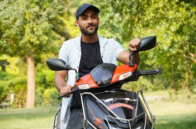 Un hombre con su scooter nuevo.