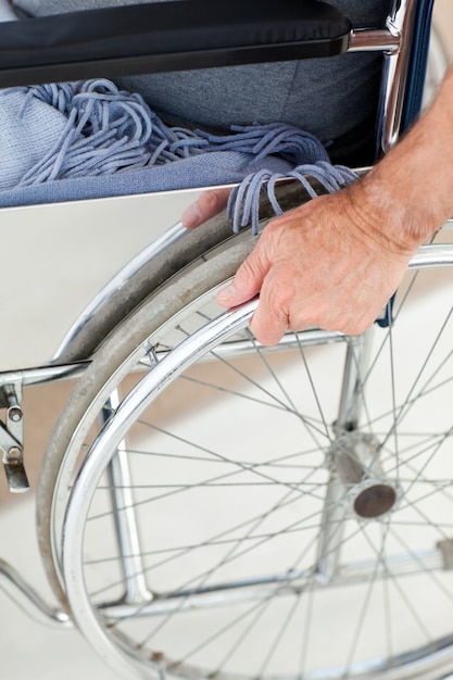 Foto hombre en su silla de ruedas