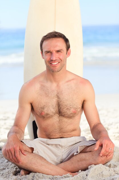 Hombre con su tabla de surf