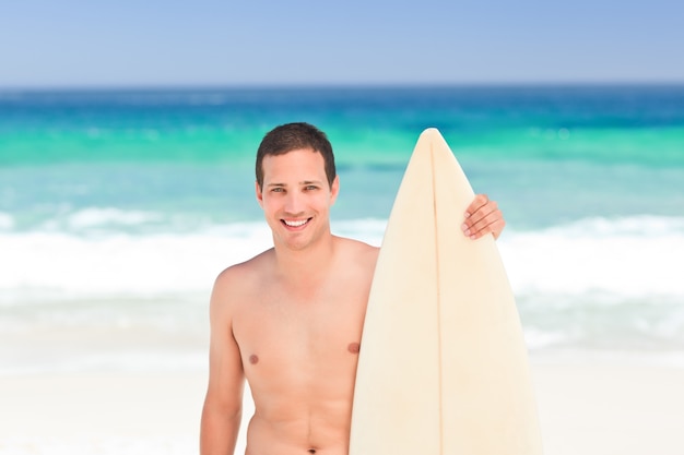 Hombre con su tabla de surf