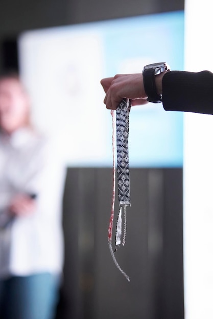 un hombre en una subasta de caridad con pulseras nacionales ucranianas en su mano foto vertical