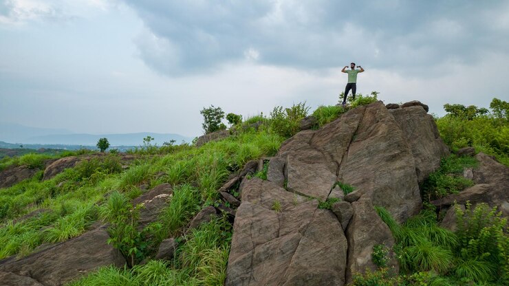 Hombre subiendo colinas sintiéndose fuerte y poderoso éxito de superación personal y objetivos de vida
