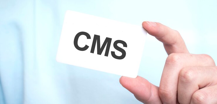 Foto hombre en sudadera azul sosteniendo una tarjeta con texto cms, concepto de negocio