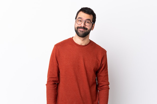 Hombre con suéter rojo y gafas posando