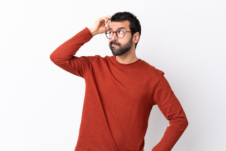 Foto hombre con suéter rojo posando
