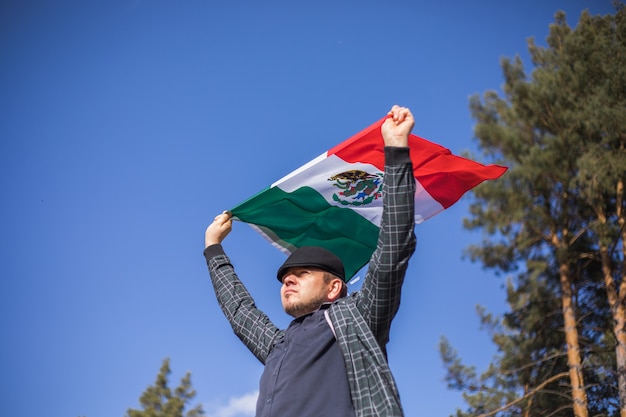 Hombre sujetando la bandera de México el 16 de septiembre Día de la Independencia de México Guerra de Independencia de México 1810