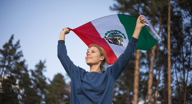 Hombre sujetando la bandera de México el 16 de septiembre Día de la Independencia de México Guerra de Independencia de México 1810