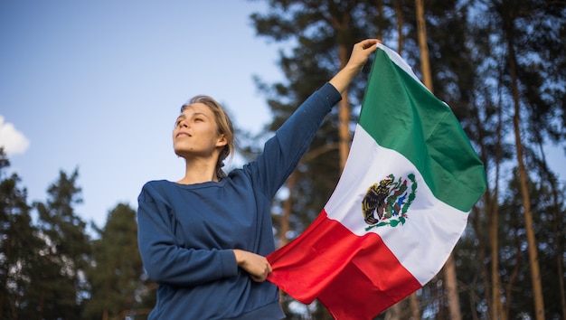Hombre sujetando la bandera de México el 16 de septiembre Día de la Independencia de México Guerra de Independencia de México 1810