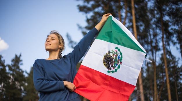 Foto hombre sujetando la bandera de méxico el 16 de septiembre día de la independencia de méxico guerra de independencia de méxico 1810