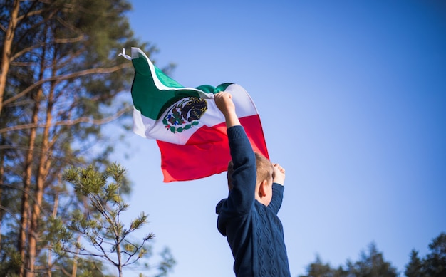 Foto hombre sujetando la bandera de méxico el 16 de septiembre día de la independencia de méxico guerra de independencia de méxico 1810