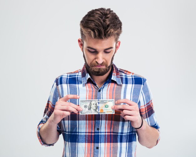 Foto hombre sujetando el billete de dólar de estados unidos